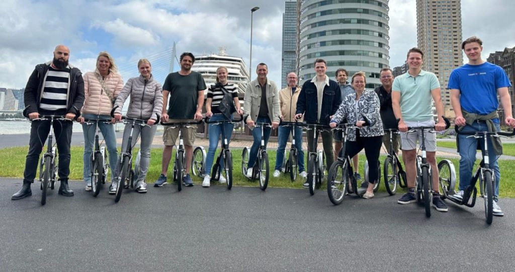 Hard aan het werken aan de kernwaarde plezier tijdens het teamuitje in Rotterdam