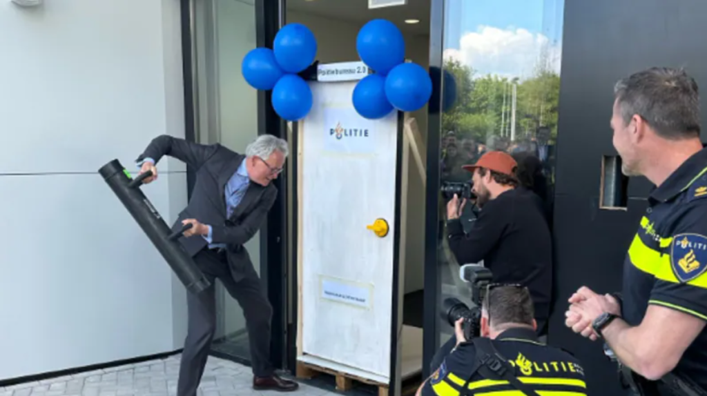 Opening nieuwe politiebureau Groningen-Noord door burgemeester Koen Schuiling