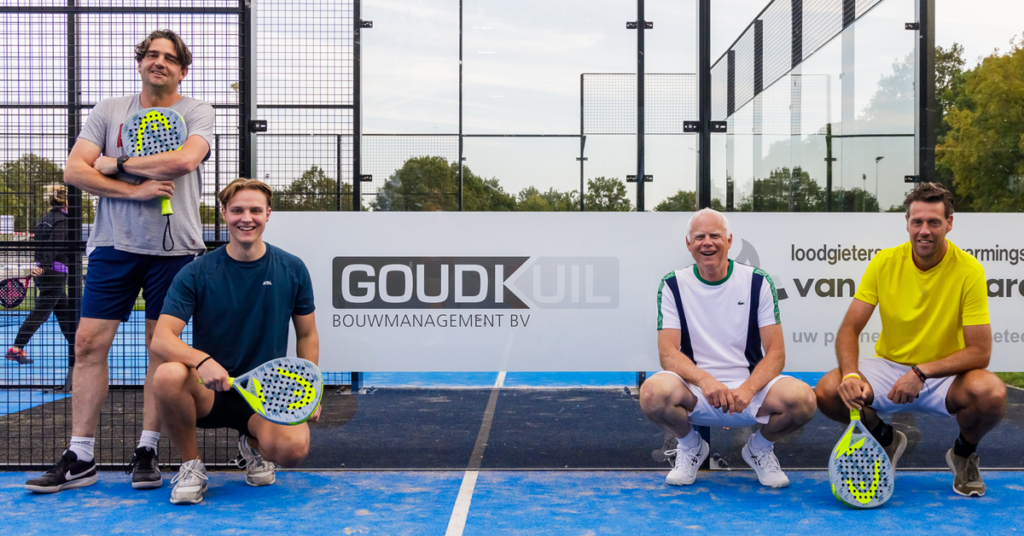 Team Goudkuil Bouwmanagement op de padelbaan. Op de baan zijn we net zo fanatiek als in onze baan. 