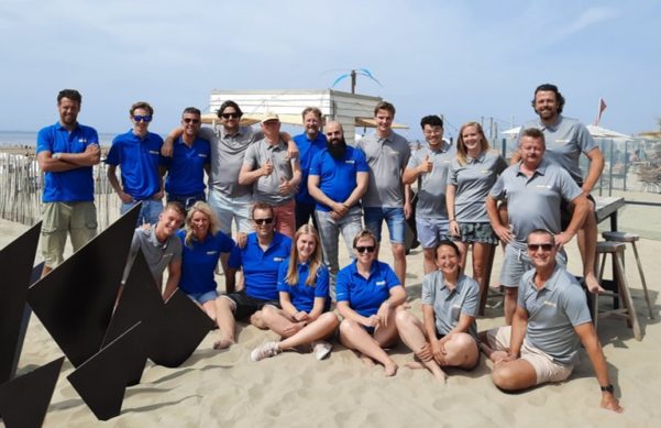 Sportief teamuitje op het strand