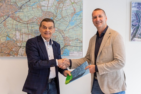 Ondertekening samenwerking Plan Weidevogel door wethouder Garerd van As en Ludo Goudkuil van Ontwikkelcombinatie Koudekerk en algemeen directeur van Goudkuil Bouwmanagement